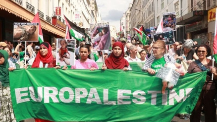 Binlerce kişi İsraili protesto etti Binlerce kişi İsraili protesto etti