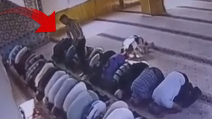 Camideki cinayetin görüntüsü ortaya çıktı Secde ederken arkasından geldi, defalarca bıçakladı Camideki cinayetin görüntüsü ortaya çıktı Secde ederken arkasından geldi, defalarca bıçakladı