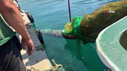 İzmirde balıkçı ağına denizaltı torpidosu takıldı
