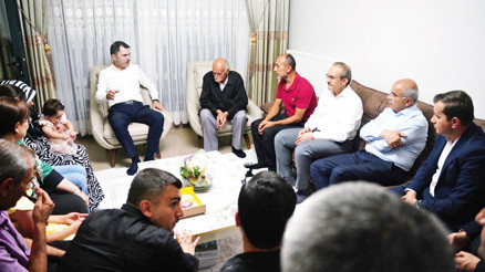 Bakan Kurum depremzede ailenin yeni evine misafir oldu