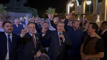 BBP Genel Başkanı Destici katıldığı düğün töreninde türkü söyledi BBP Genel Başkanı Destici katıldığı düğün töreninde türkü söyledi