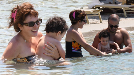 Ezgi Mola ve Mustafa Aksakallı tatilde Ayrılsak da beraberiz...