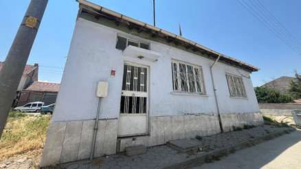 Muhtar durumu fark etti: Sahibi vefat eden eve levye ile girip yerleştiler