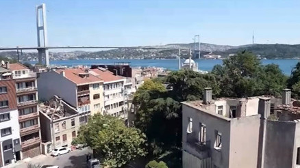 Usta komedyen 1998 yılında aldığı bu evde yaşıyor... Boğaz ayaklarının altında