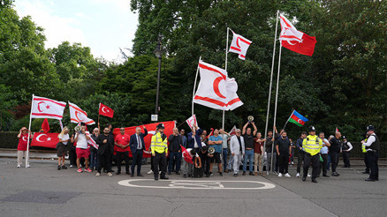 Türk toplumundan Londra’da anlamlı destek: Bayrak nöbetiyle Milli Birlik Mesajı