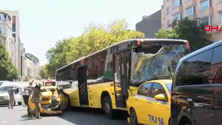 Son dakika... Beyoğlunda 10 aracın karıştığı zincirleme kaza: 6 yaralı
