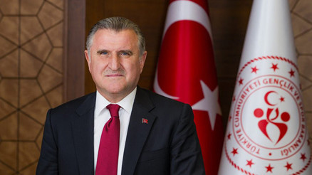 Gençlik ve Spor Bakanı Osman Aşkın Baktan ayakta seyirci açıklaması