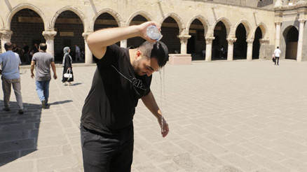 Diyarbakır’da termometre 47 dereceyi gösterdi... Çocuklar havuza girdi, yetişkinler gölgeye sığındı