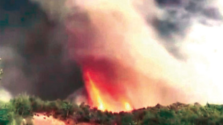 Orman yangınında alevden hortum