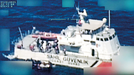 İHA’lar Ege’de kaydetti: Yunan sahil güvenliği mültecileri Türkiye’ye geri itti