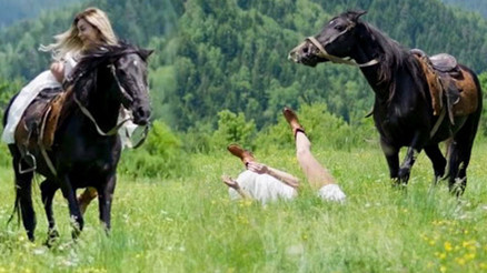 Şarkıcı Pınar Yıldız attan düştü