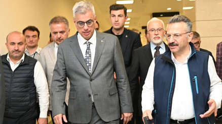 Bakan Memişoğlu, Eskişehirdeki orman yangınında yaralanan işçiyi hastanede ziyaret etti