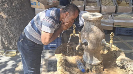 Hissedilen sıcaklık 50 dereceye çıktı Vatandaş çeşme başından ayrılamıyor Hissedilen sıcaklık 50 dereceye çıktı Vatandaş çeşme başından ayrılamıyor
