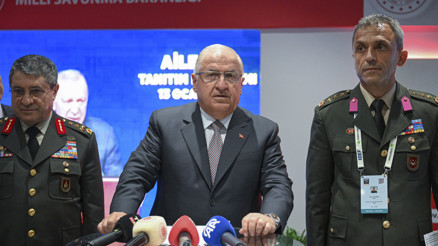 Milli Savunma Bakanı Gülerden IDEF 2025te Aile Yılı Standına ziyaret