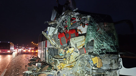 Mersinde yolcu otobüsünün tıra çarptı 9 kişi yaralandı... Mersinde yolcu otobüsünün tıra çarptı 9 kişi yaralandı...