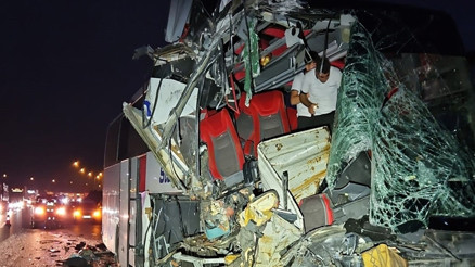 TAG Otoyolu Tarsus geçişinde yolcu otobüsü TIRa arkadan çarptı; 9 yaralı