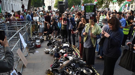 İngilterede tencere ve tavalarla İsrail protestosu