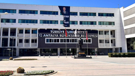 Antalya Büyükşehirde görev değişiklikleri sürüyor