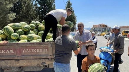Parasıyla satın aldı bedava dağıttı Bir kamyon dolusu... Tarlada çürümesin istedik