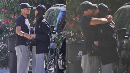 Aşkın ilanı Arabasından iner inmez sevgilisinin kollarına koştu