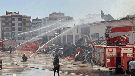 Gaziantepte meslek lisesinde yangın... Ekipler yangını söndürmek için çatıyı yıktı