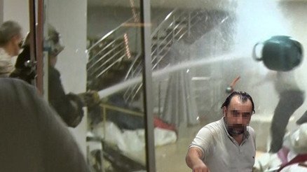 İtfaiyeciden asayiş olayına müdahale Tazyikli suyu sıkıp yakalanmasını sağladı