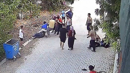 Miras anlaşmazlığı kavgasında oğullarını tüfekle vurmuştu... Görüntüleri ortaya çıktı: Yerde tekmelemiş