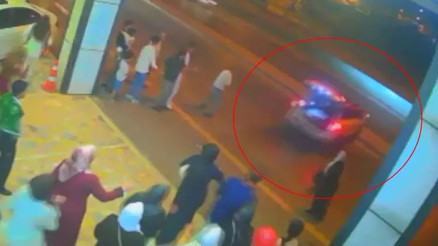 Aniden hareket eden gelin arabası yolu aşıp, metro hattı duvarına çarptı