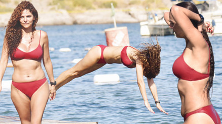 Ünlü oyuncu tatilde... Balıklama daldı