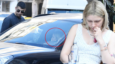 Aleyna Tilkiye gizemli arkadaştan tatlı servisi