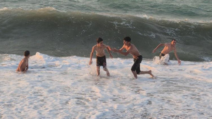 Mardinin sıcağından kaçtılar Hırçın dalgalar arasında keyif: Görenlerin yürekleri ağzına geldi