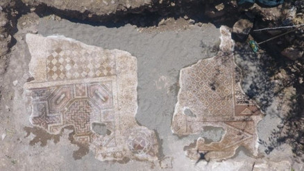 Mezar kazarken mozaik bulundu Haç motifli Davud Yıldızı sembolü dikkat çekti Mezar kazarken mozaik bulundu Haç motifli Davud Yıldızı sembolü dikkat çekti