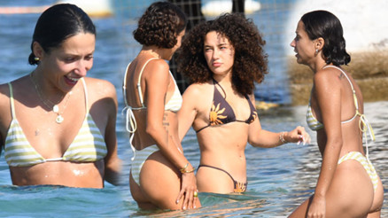 Kız kıza deniz keyfi