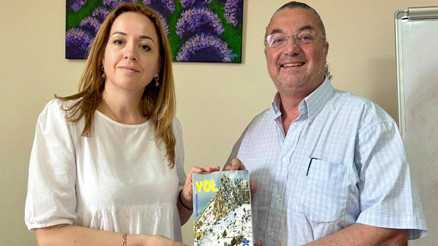 Hasan Çakmak, Gagavuzya Kültür Bakanı Marina Semönova’ya kitabını takdim etti