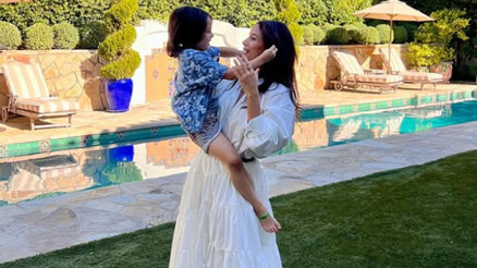 Ünlü oyuncu oğlunun geleceği için Avrupalı olmuştu... Yüzme havuzu bahçesinde, plaj iki adım ötede... Artık her günü tatil gibi