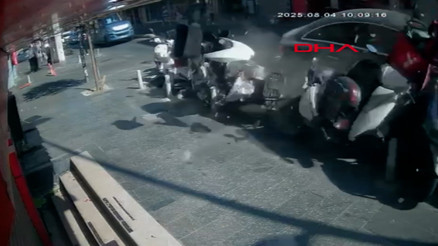 Kağıthanede hatalı sollama kazası kamerada 10 araç zarar gördü; ortalık savaş alanına döndü