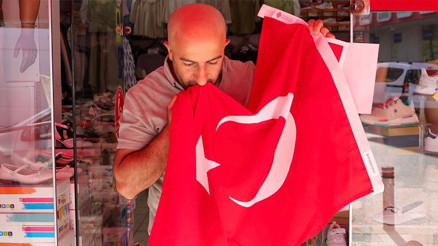 Terörsüz Türkiye sürecine destek İstanbuldaki ilçe belediyesi 40 bin bayrak dağıttı... Paylaşılan video büyük ilgi gördü
