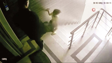 Kızını merdivenlerden böyle itmişti… Vicdansız babanın tekmesine 2 yıl