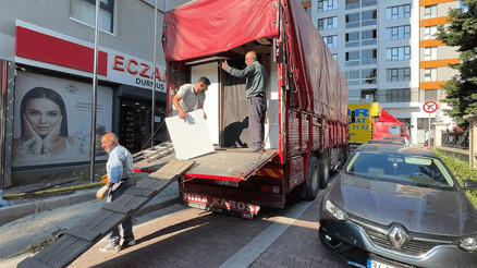 Tahliye davasını kaybedince olan oldu... Öğrenci yurdundaki eşyaları kaçırmaya çalıştılar