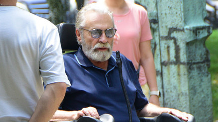 Haluk Bilginer tekerlekli sandalyede