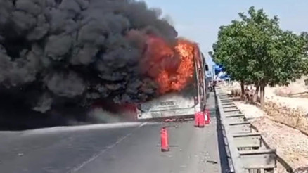 Hararet yapan halk otobüsü alev alev yandı