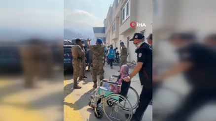 Çanakkale’de orman yangınında yaşlı bakım merkezi tahliye edildi Çanakkale’de orman yangınında yaşlı bakım merkezi tahliye edildi