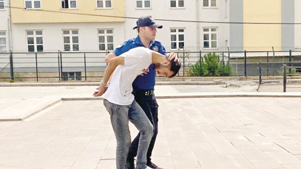 Polise direndi parmağını ısırıp kopardı