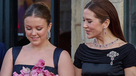 Kendisi bu hayata uyum sağlamak için canını dişine takmıştı... Özenle büyüttüğü şımarık kızı annesinin yüzünü kara çıkardı Kendisi bu hayata uyum sağlamak için canını dişine takmıştı... Özenle büyüttüğü şımarık kızı annesinin yüzünü kara çıkardı