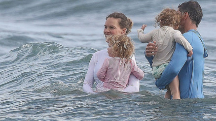 Bir tane isterken ikisi bir arada geldi... Geç oldu ama çok güzel oldu.. Ünlü oyuncuyla kocasının kolu kucağı dolu