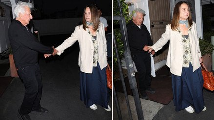 Daha ilk görüşte sordu: Kaç çocuk istersin 49 yıl bir çift göze aynı aşkla baktı, o eli hiç bırakmadı... Ünlü oyuncu yeni yaşına böyle girdi Daha ilk görüşte sordu: Kaç çocuk istersin 49 yıl bir çift göze aynı aşkla baktı, o eli hiç bırakmadı... Ünlü oyuncu yeni yaşına böyle girdi