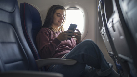 Uçakta telefonları uçak moduna almak gerçekten gerekli mi Uçakta telefonları uçak moduna almak gerçekten gerekli mi