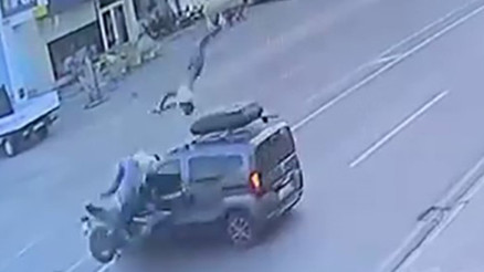 Havada üç takla attı: Dehşet dolu anlar kamerada