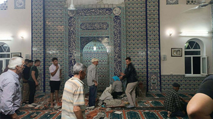 Camide duvardan sıva ve tuğla parçaları koptu: 1 ölü, 1 yaralı