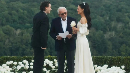 Bu aşka bir düğün yetmedi… Ünlü milyarder kızını ikinci kez evlendirdi… Damadın ailesi ise ortalıkta yoktu